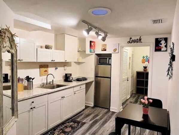 Fridge, microwave, stovetop, electric kettle - 1bdr/1bthr near JAX downtown pet friendly 124B (Jacksonville)