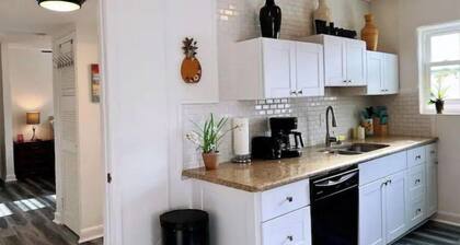 Beautiful 1 bedroom/free parking/pet friendly