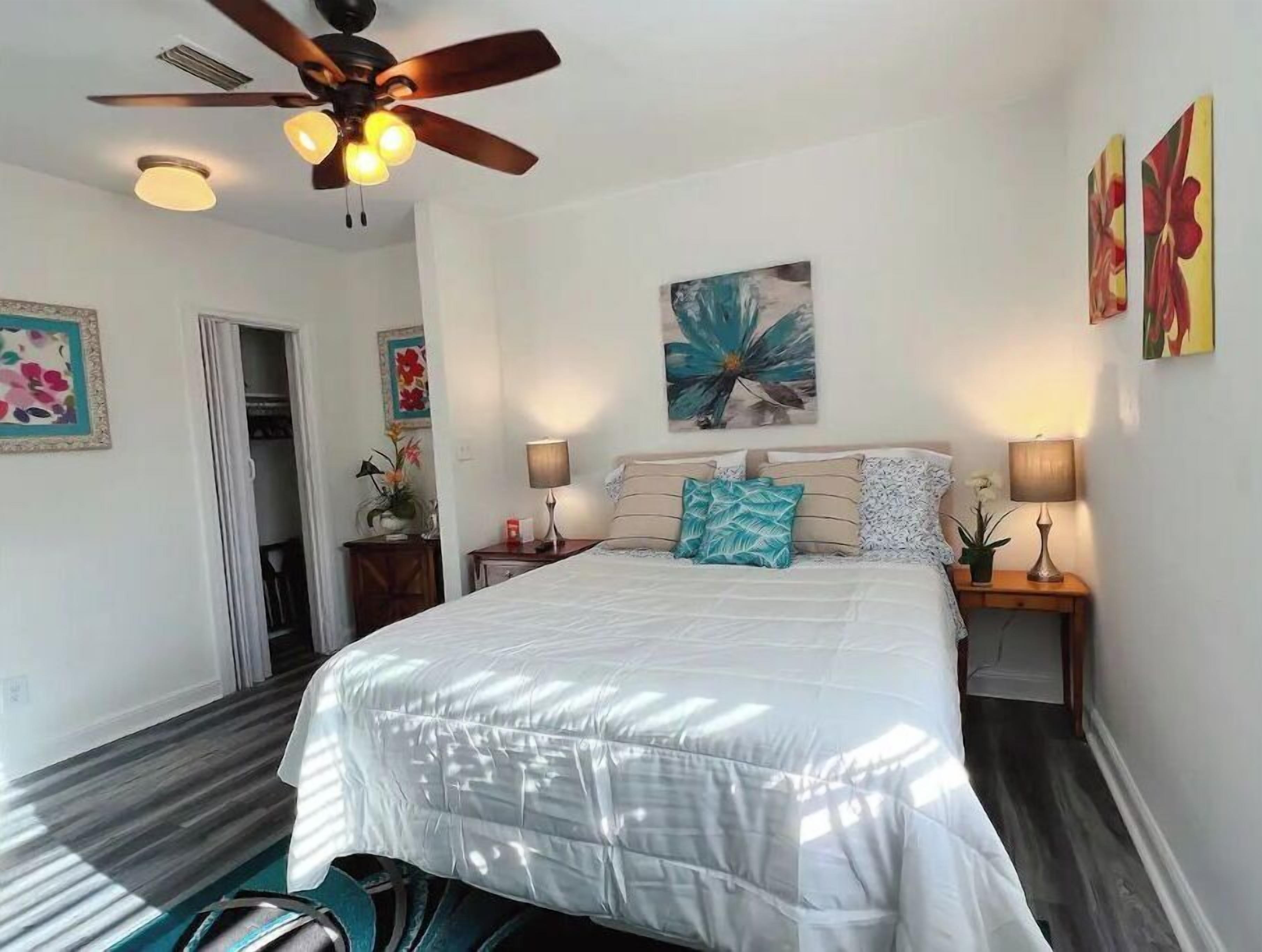 1 bedroom, desk, WiFi