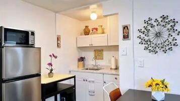 Een koelkast, een magnetron, een koffiezetapparaat/waterkoker