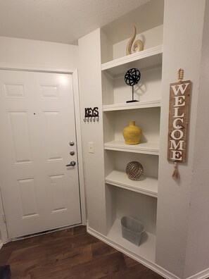 Interior - Central Arlington 6 MILES FROM AT&T stadium! Tons of shopping experience! (Arlington)