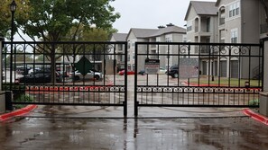 Property grounds - Central Arlington 6 MILES FROM AT&T stadium! Tons of shopping experience! (Arlington)