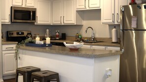 Private kitchen - Central Arlington 6 MILES FROM AT&T stadium! Tons of shopping experience! (Arlington)