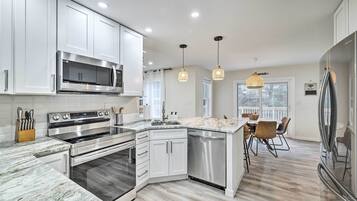 Fridge, microwave, stovetop, dishwasher