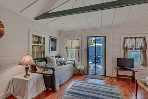 Smart TV, books - Petit Bijou guest home 1br/1bth with private garden! (West Palm Beach)