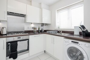 Casa | Cocina privada | Refrigerador, microondas, horno y parrilla de estufa