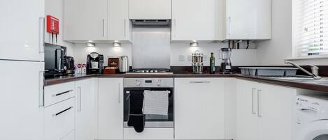 ハウス | 専用キッチン | 冷蔵庫、電子レンジ、オーブン、コンロ