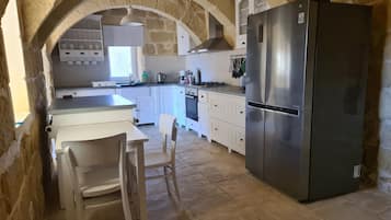 Villa | Cocina privada | Frigorífico, microondas, horno y placa de cocina