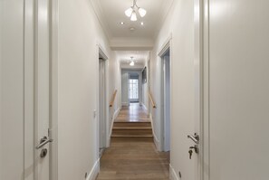 Interior - ' Luxury & Spacious AirCondisioned 4 Bed 4 Bath Apartment ' (London)