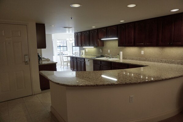 Micro-ondes, four, plaque de cuisson, lave-vaisselle