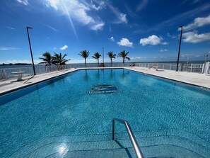 Una piscina al aire libre, una piscina climatizada