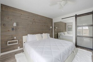 3 soverom, skrivebord, strykejern/-brett og reiseseng for barn