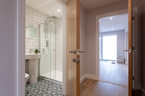 Combined shower/bathtub, hair dryer, towels - Stone’s Throw : Pet-Friendly 4‑Bed Bungalow Near Beach in Rhosneigr | Managed by Anglesey Holiday Le (Rhosneigr)