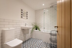 Ensemble douche/baignoire, sèche-cheveux, serviettes fournies