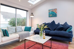 TV, fireplace - Stone’s Throw : Pet-Friendly 4‑Bed Bungalow Near Beach in Rhosneigr | Managed by Anglesey Holiday Le (Rhosneigr)