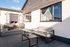 Terrace/patio - Stone’s Throw : Pet-Friendly 4‑Bed Bungalow Near Beach in Rhosneigr | Managed by Anglesey Holiday Le (Rhosneigr)