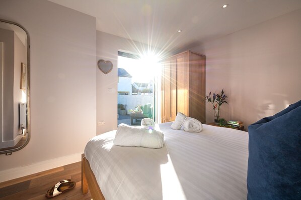 4 bedrooms, travel crib, free WiFi - Stone’s Throw : Pet-Friendly 4‑Bed Bungalow Near Beach in Rhosneigr | Managed by Anglesey Holiday Le (Rhosneigr)