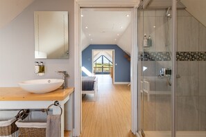 Badewanne, Haartrockner, Handtücher