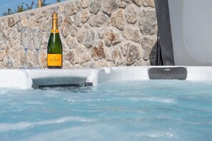 Boblebad med en flaske Veuve Clicquot champagne og to glas.
