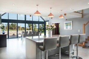 Dining - Ty Rhos Newydd: 5‑Bed Retreat Sleeping 10 in Llanerch-y-Medd | Managed by Anglesey Holiday Lettings (Llanerch-y-medd)