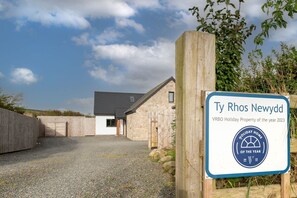 A property named Ty Rhos Newydd, recognized as a VRBO Holiday Property of the year 2023. - Ty Rhos Newydd: Stunning pet-friendly, family retreat on Anglesey (Llanerch-y-medd)