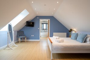 5 chambres, fer et planche à repasser, lit de bébé portatif