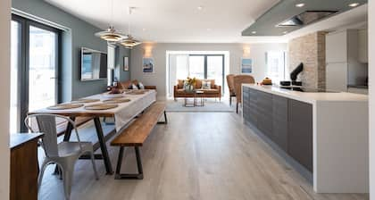 Rhosneigr, Anglesey: Beachside holiday home for 10 guests