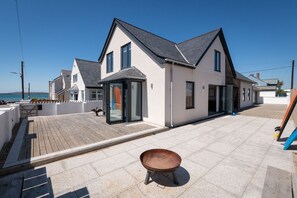 Terrace/patio - Trem Y Don: Modern 5‑Bed Beachside Retreat Sleeping 10 in Rhosneigr | Managed by Anglesey Holiday Le (Rhosneigr)