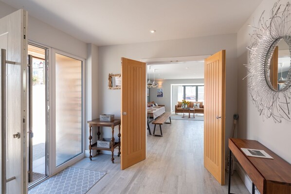 Interior - Trem Y Don: Modern 5‑Bed Beachside Retreat Sleeping 10 in Rhosneigr | Managed by Anglesey Holiday Le (Rhosneigr)