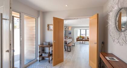 Trem Y Don: Modern 5‑Bed Beachside Retreat Sleeping 10 in Rhosneigr | Managed by Anglesey Holiday Le