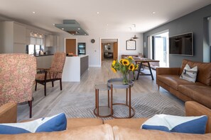 Smart TV, fireplace - Trem Y Don: Modern 5‑Bed Beachside Retreat Sleeping 10 in Rhosneigr | Managed by Anglesey Holiday Le (Rhosneigr)