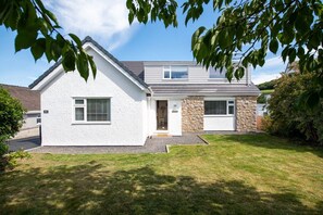 Front exterior of Sandaig with parking for five cars, pet-friendly four-bedroom holiday home near Benllech Beach, Anglesey - Sandaig: Pet-Friendly Holiday Home Near Benllech Beach (Benllech)