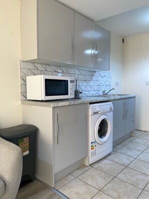 Kühlschrank, Mikrowelle, Ofen, Herdplatte