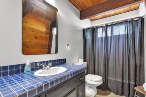 Badewanne, Haartrockner, Handtücher, Toilettenpapier