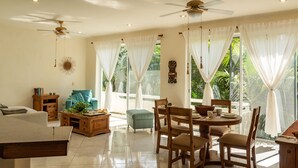 Deluxe Apartment | Living area - Hermoso PH Roof privado alberca wifi200 (Playa del Carmen)