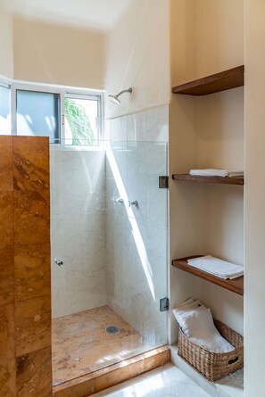 Deluxe-Apartment | Badezimmer | Dusche, Regendusche, Haartrockner, Handtücher