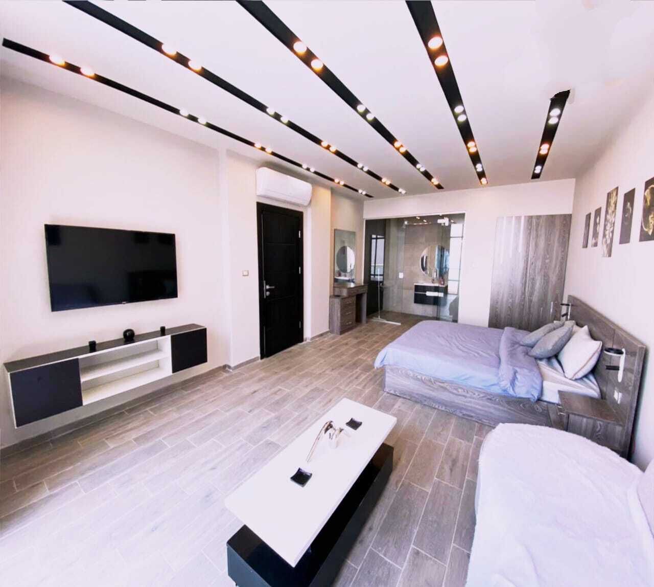 3 habitaciones, tabla de planchar con plancha y cuna de viaje 