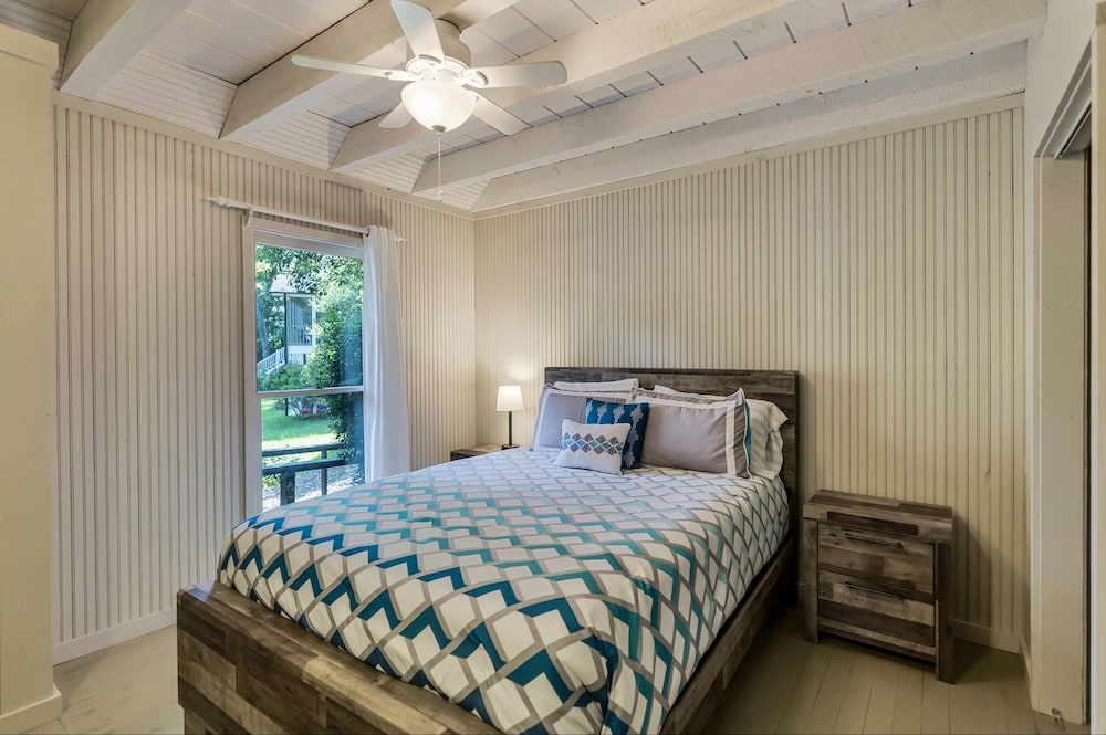 Lake Keowee retreat for 10 with private dock! Oconee County Vrbo