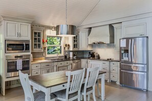 Fridge, microwave, oven, stovetop - Lake Keowee retreat for 10 with private dock! (Salem)