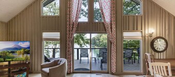 Lake Keowee retreat for 10 with private dock!