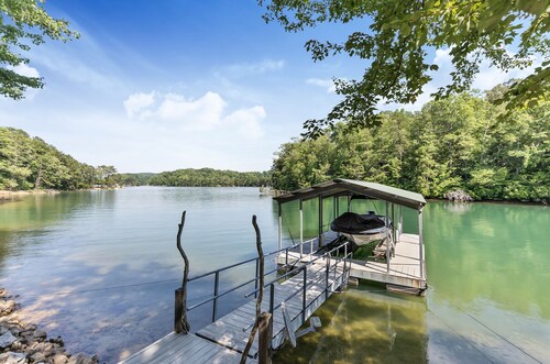 Lake Keowee retreat for 10 with private dock!