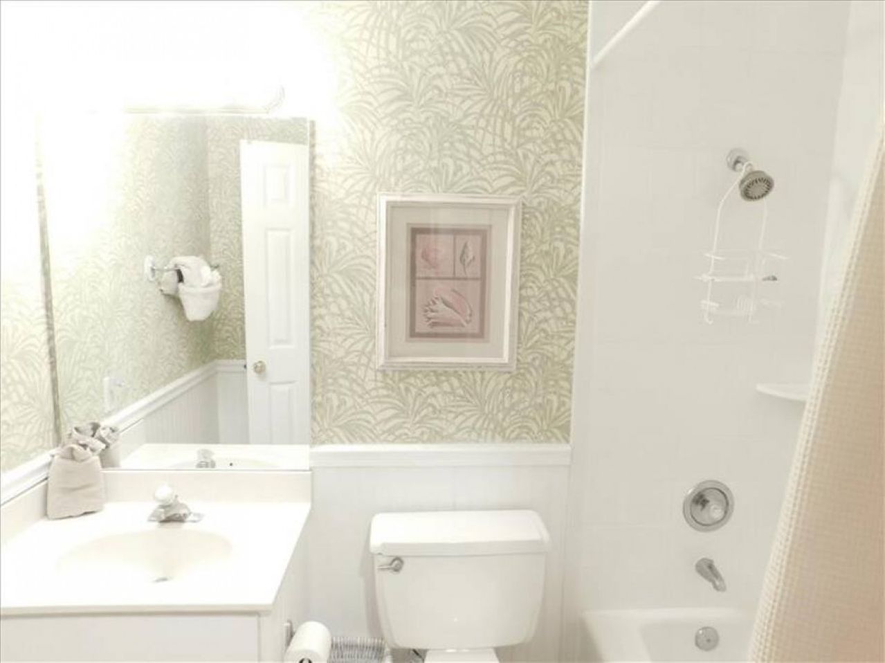 Un baño con lavamanos, inodoro y ducha.