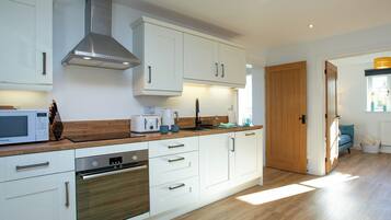 Jääkaappi, mikroaaltouuni, uuni, astianpesukone