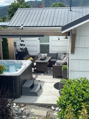 Terrace/patio - Walkable Lake Gem - Hot Tub + Fire Pit -  Close to Beach (Manson)