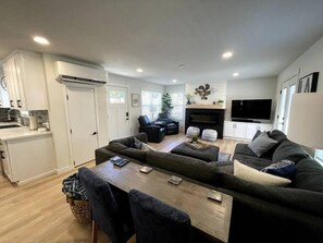 Smart TV, fireplace, video games, DVD player - Walkable Lake Gem - Hot Tub + Fire Pit -  Close to Beach (Manson)