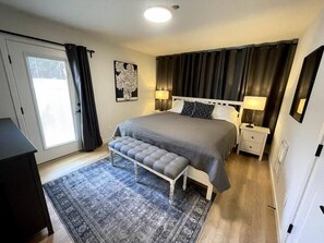 3 habitaciones, escritorio y tabla de planchar con plancha 