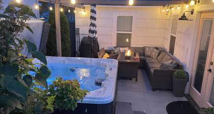 Walkable Lake Gem - Hot Tub + Fire Pit - Close to Beach
