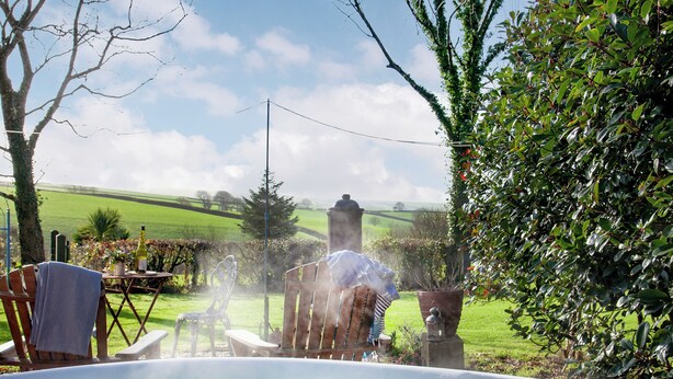 A hot tub with a view of a green field and a clear sky. - The Observatory-UK41754 (Tresawson, near Looe)