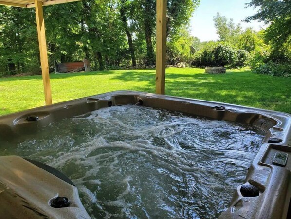 Outdoor spa tub