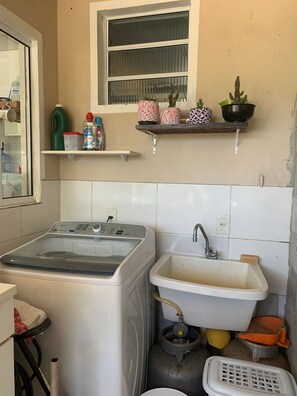 Casa Premium, acceso a la alberca, vista a la playa | Lavandería